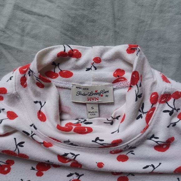 HVN cherry turtleneck - Picture 3 of 4